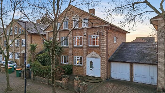 4 Bedroom Semi Detached House For Sale In Nightingale Way, Beckton, E6