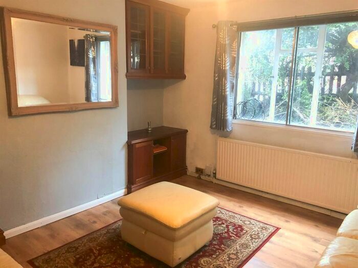 4 Bedroom Semi-Detached House To Rent In Ealing Road, Brentford, TW8