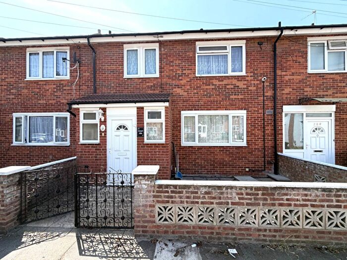 3 Bedroom Property To Rent In Ampleforth Road, London, SE2