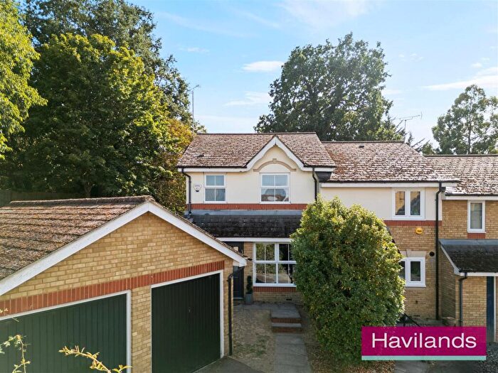 3 Bedroom End Of Terrace House For Sale In Macleod Road, London, N21