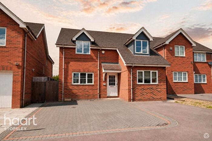 4 Bedroom Detached House For Sale In Woodfield Grove, Luton, LU2
