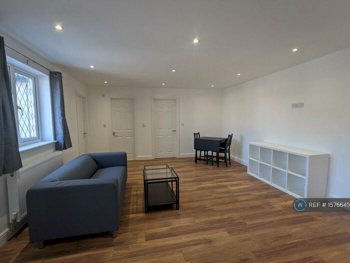 2 Bedroom Flat To Rent In Longmore Road, Solihull, B90