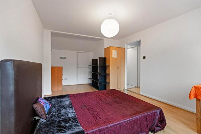 3 Bedroom Flat To Rent In Rockhall Road, London, NW2
