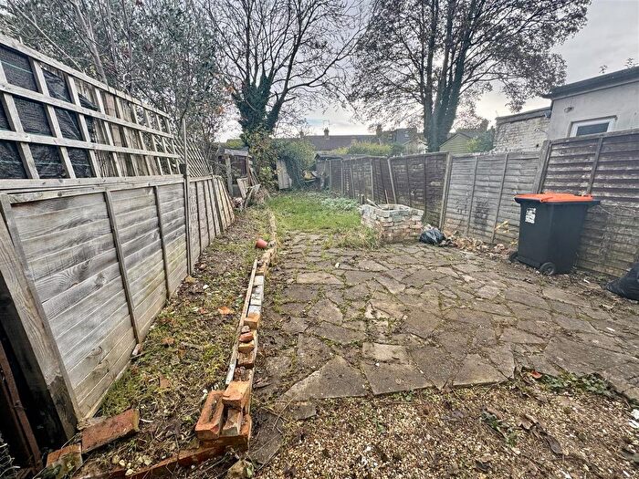 3 Bedroom Terraced House For Sale In Chiltern Road, Dunstable, LU6
