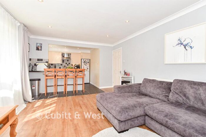2 Bedroom Apartment For Sale In Succombs Hill, Warlingham, Surrey, CR6
