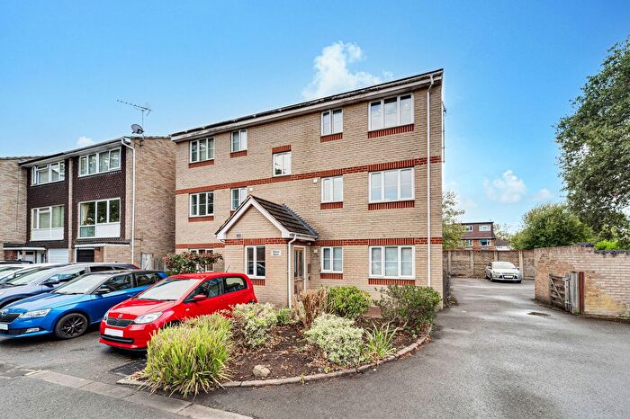 1 Bedroom Flat For Sale In Willow Mews, Pinewood Park, KT15