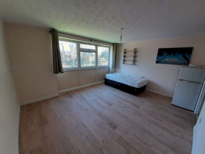 2 Bedroom Flat To Rent In Crescent Road, Luton, LU2