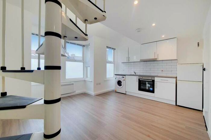 Flat To Rent In Yewfield Road, Willesden NW10