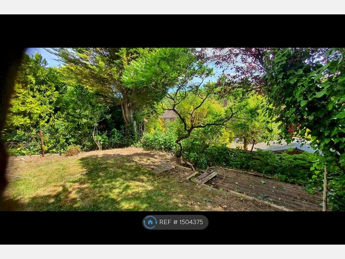 3 Bedroom Semi-Detached House To Rent In House, South Croydon, CR2