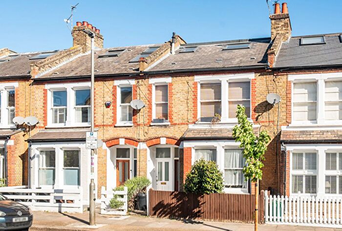 3 Bedroom Maisonette For Sale In Smeaton Road, London, SW18