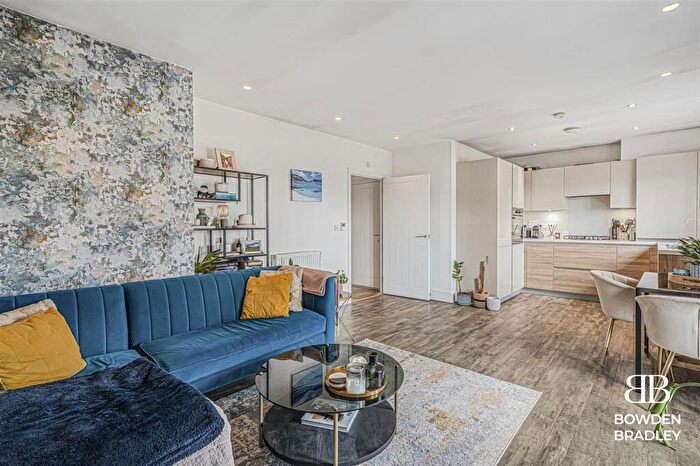 2 Bedroom Flat For Sale In Blackthorn Avenue, Chigwell, IG7