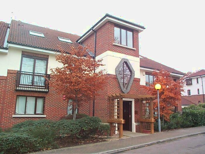 3 Bedroom Flat To Rent In Brook Park Close, London, N21