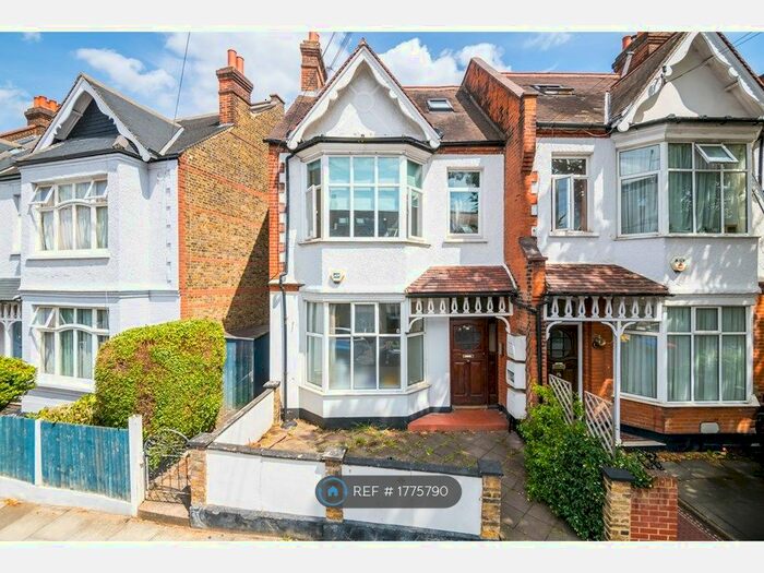 3 Bedroom Flat To Rent In Fernwood Avenue, London, SW16