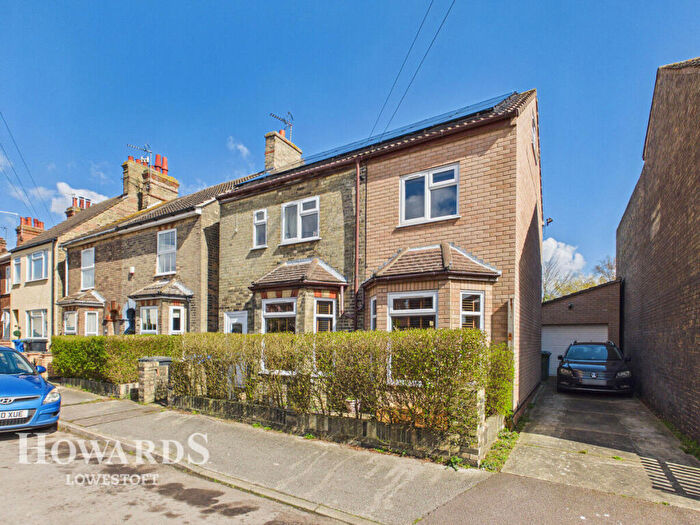 4 Bedroom Detached House For Sale In Rochester Road, Lowestoft, NR33