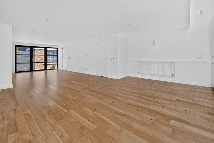 2 Bedroom Detached House To Rent In Buckingham Road, London, N1