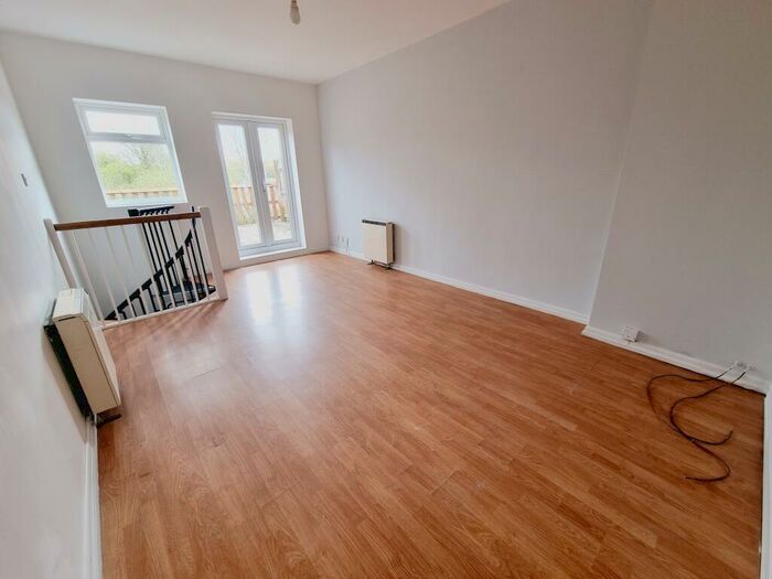 2 Bedroom Flat To Rent In Emscote Road, Warwick, CV34