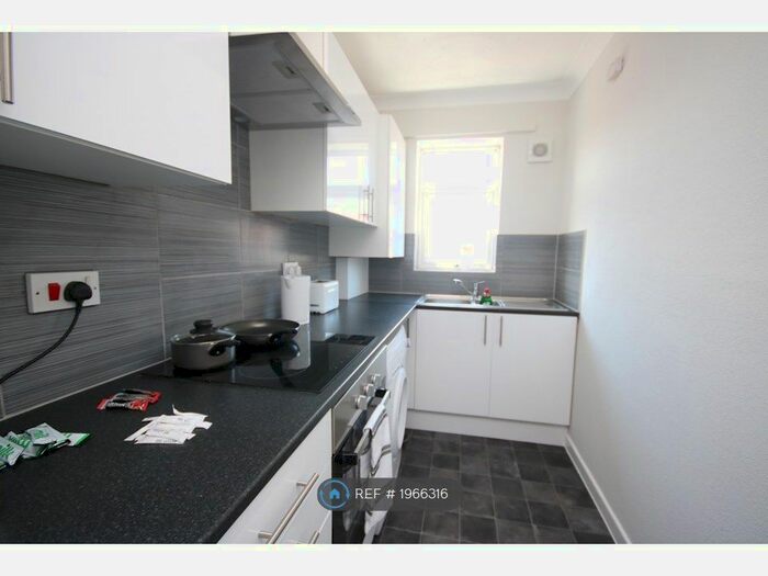 3 Bedroom Flat To Rent In Malmesbury Park Road, Bournemouth, BH8