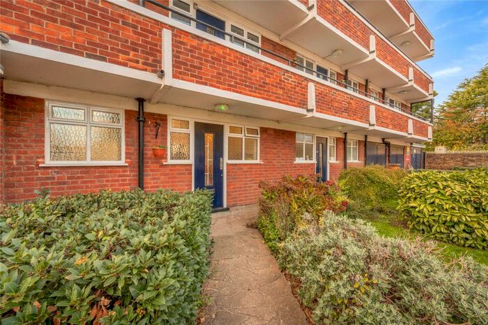 Flat To Rent In St Leonards Court, St Leonards Road, East Sheen, London, SW14