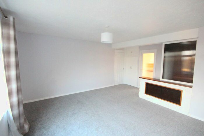 2 Bedroom Flat To Rent In Pine Lodge, Maidstone ME16