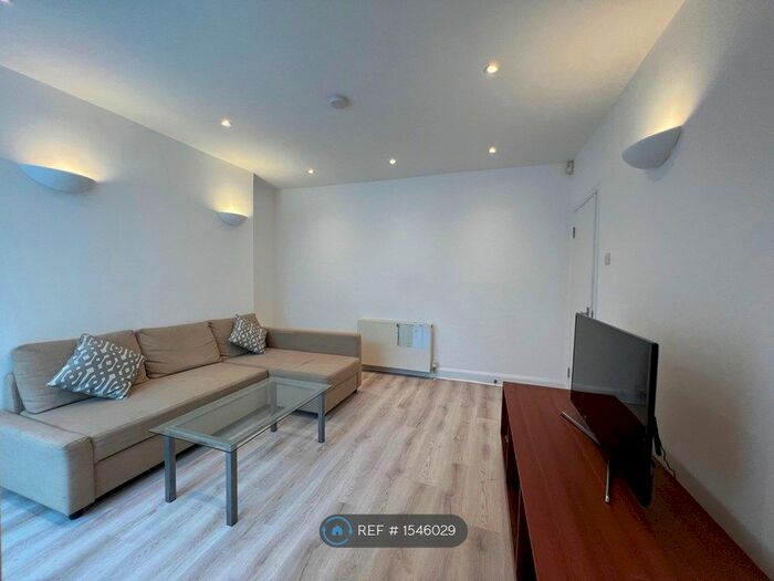 2 Bedroom Flat To Rent In Goldhawk Road, London, W12