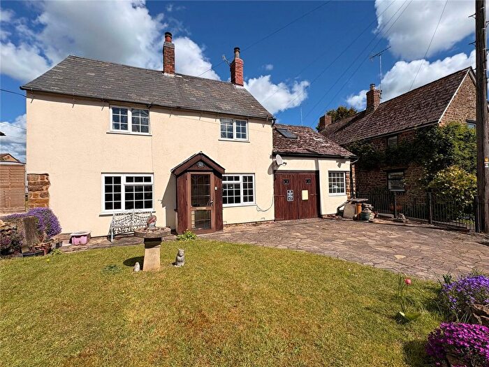 3 Bedroom Detached House For Sale In Hinton Road, Woodford Halse, Northamptonshire, NN11