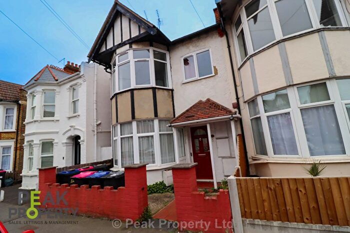 2 Bedroom Flat To Rent In Southview Drive, Westcliff On Sea, SS0