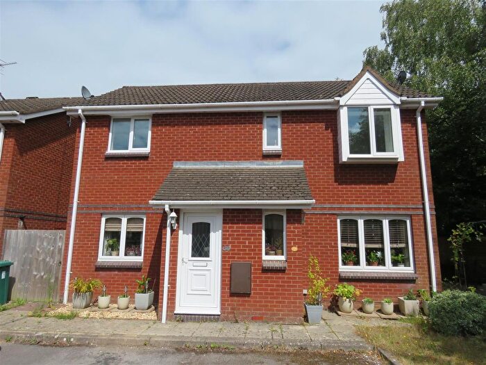 2 Bedroom Maisonette To Rent In Alder Close, Dibden Purlieu, SO45