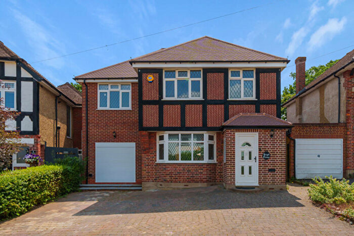 5 Bedroom Detached House To Rent In Oakhill Road, Addlestone, Surrey, KT15