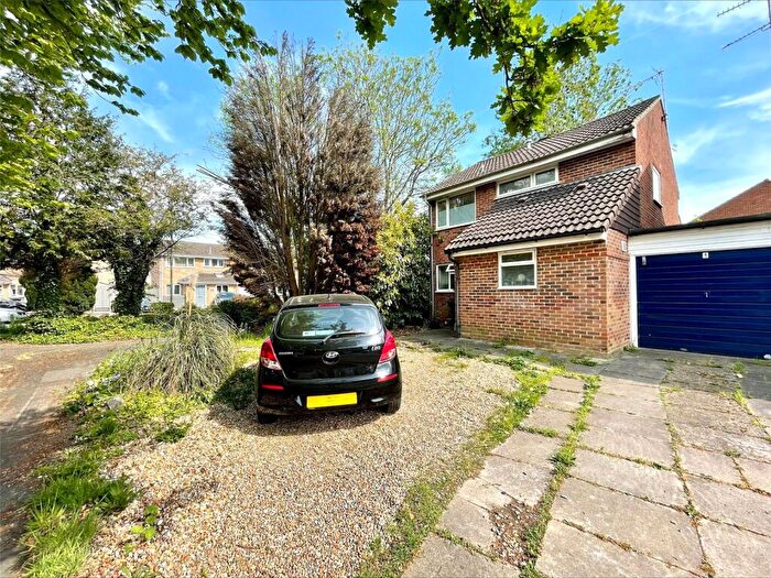 3 Bedroom Detached House For Sale In Upton Close, Farnborough, Hampshire, GU14