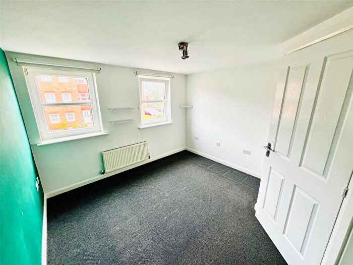 2 Bedroom Flat For Sale In Canal Court, Birmingham, West Midlands, B27