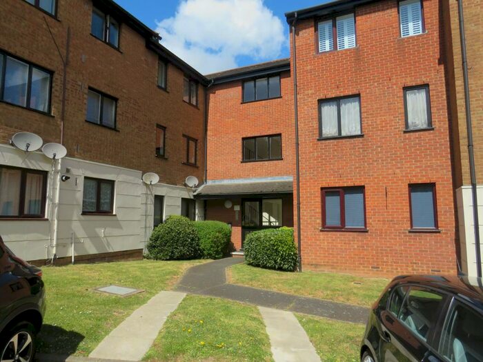 1 Bedroom Apartment To Rent In Parrotts Field, Hoddesdon, EN11