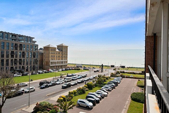 2 Bedroom Flat For Sale In Grand Avenue, Hove, BN3