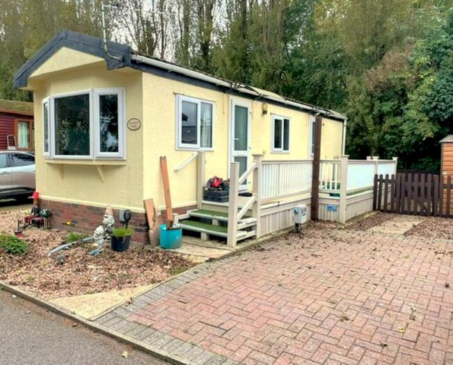 1 Bedroom Mobile Home For Sale In Pear Tree Manor, PE24