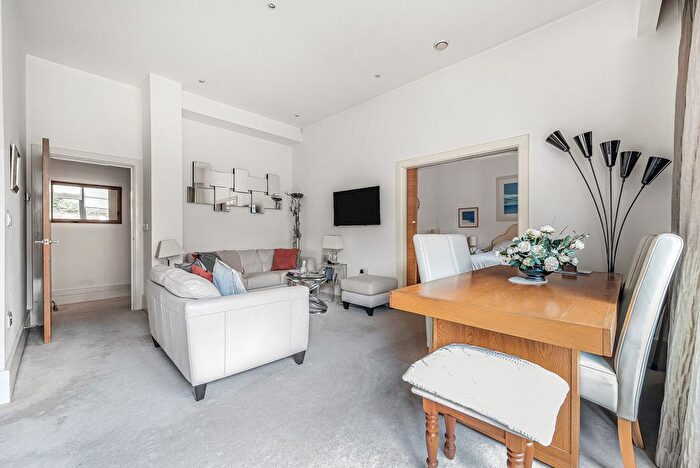 2 Bedroom Flat For Sale In Station Road, Henley-On-Thames, Oxfordshire, RG9