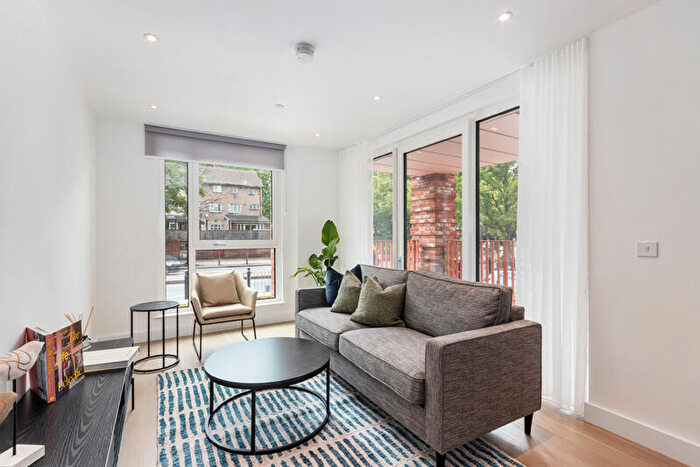 3 Bedroom Flat To Rent In Quest House, Riverside West, Blackwall Reach, London, E14