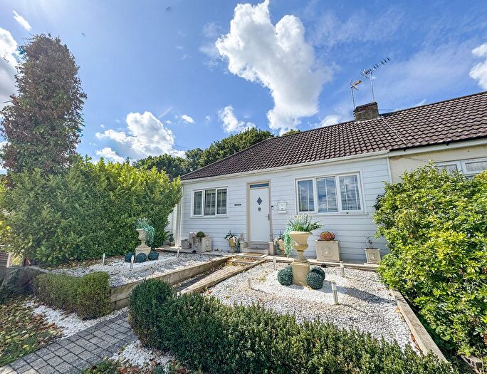 3 Bedroom Semi-Detached Bungalow For Sale In Woodside Road, Hockley, SS5