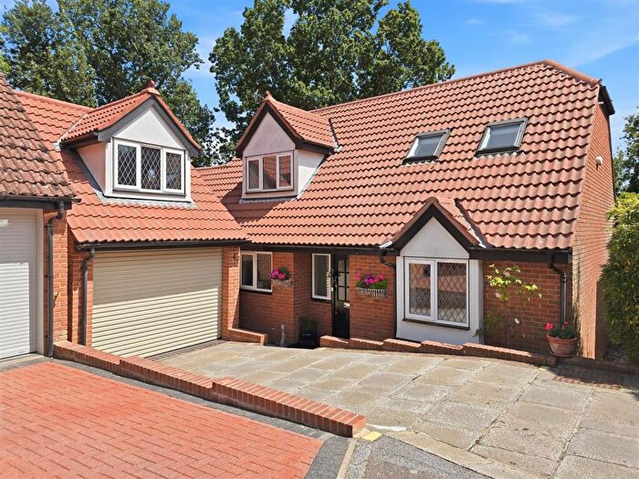 4 Bedroom Detached House For Sale In Leefe Way, Cuffley, EN6