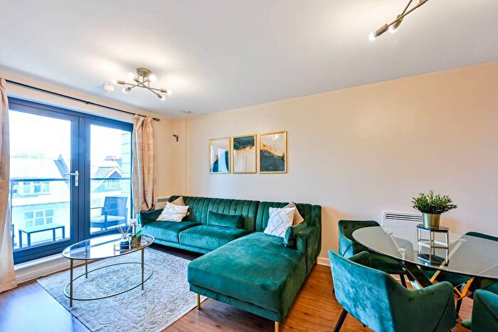 2 Bedroom Flat To Rent In Guildford Road, Woking, GU22