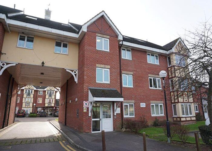 2 Bedroom Apartment For Sale In Victoria Grove, Newbury, RG14