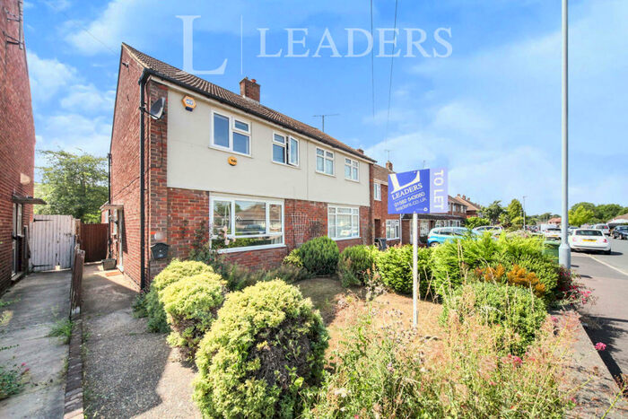 3 Bedroom Property To Rent In Byron Road - L & D Borders -, LU4