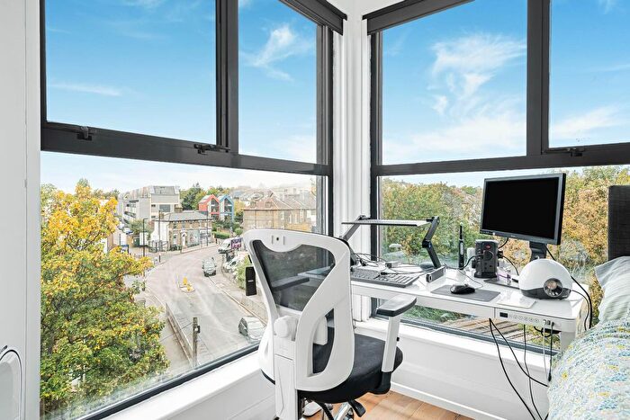 2 Bedroom Flat For Sale In Endwell Road, London, SE4