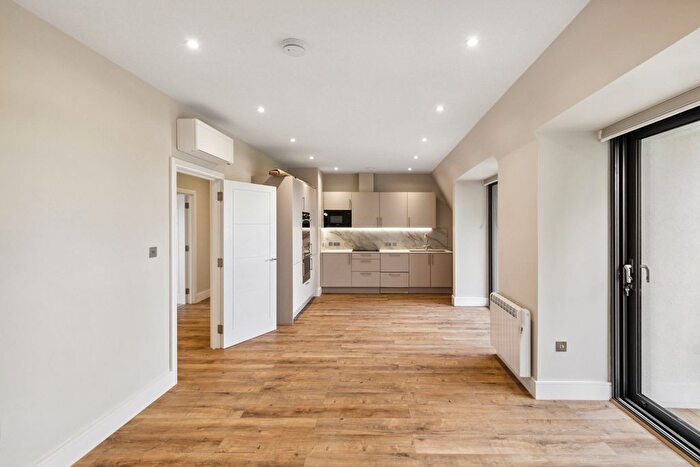 2 Bedroom Flat To Rent In Brent Street, London, NW4