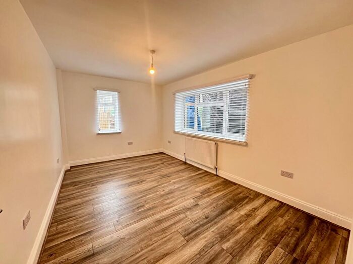 3 Bedroom Semi-Detached House To Rent In Davis Street, Plaistow, E13