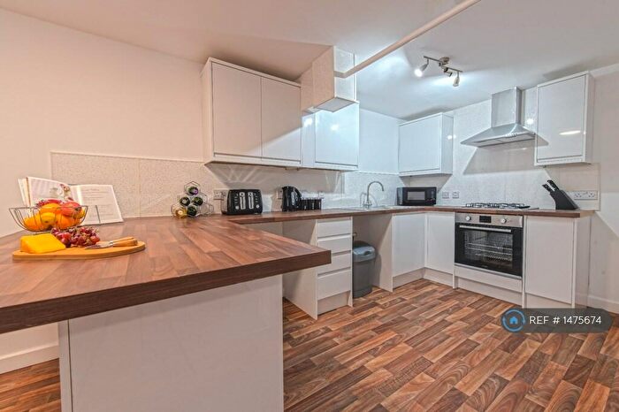 3 Bedroom Flat To Rent In Hopewell View, Leeds, LS10