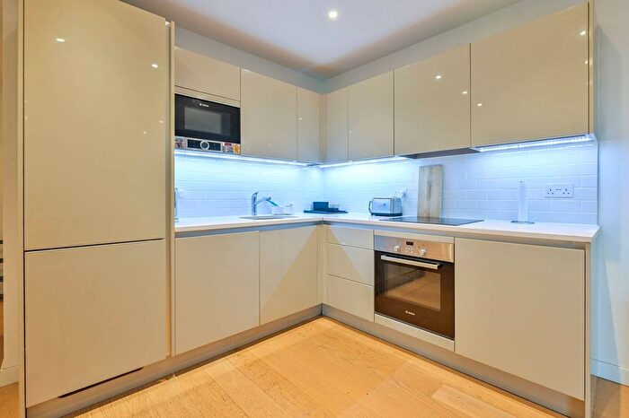 1 Bedroom Flat To Rent In Sayer Street, Elephant And Castle, London, SE17