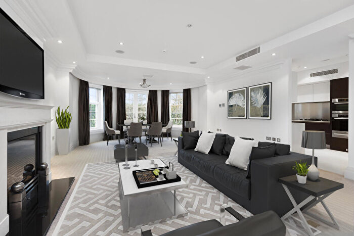 3 Bedroom Flat To Rent In Princess Square, Esher, Surrey, KT10