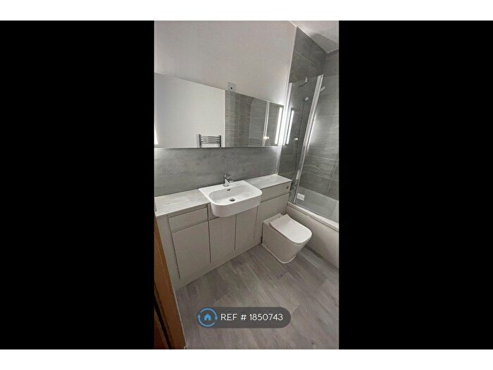 2 Bedroom Flat To Rent In High Street, Northfleet, Gravesend, DA11