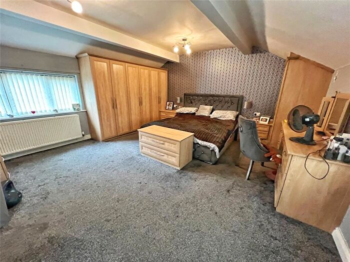 3 Bedroom End Of Terrace House For Sale In Smallshaw Fold, Ashton-under-Lyne, Greater Manchester, OL6