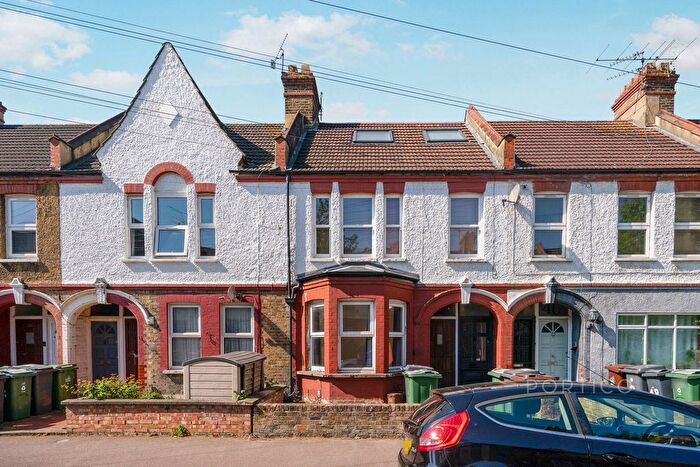 2 Bedroom Flat To Rent In Bloxhall Road, E10