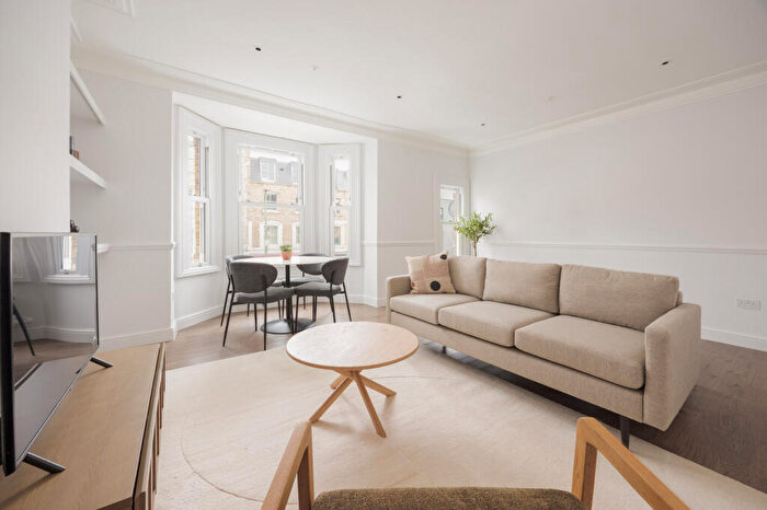 2 Bedroom Apartment To Rent In Flat, - Northcote Road, London, SW11